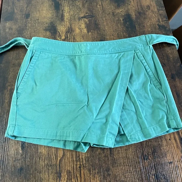 Vineyard Vines blue/green skort  - Picture 2 of 10
